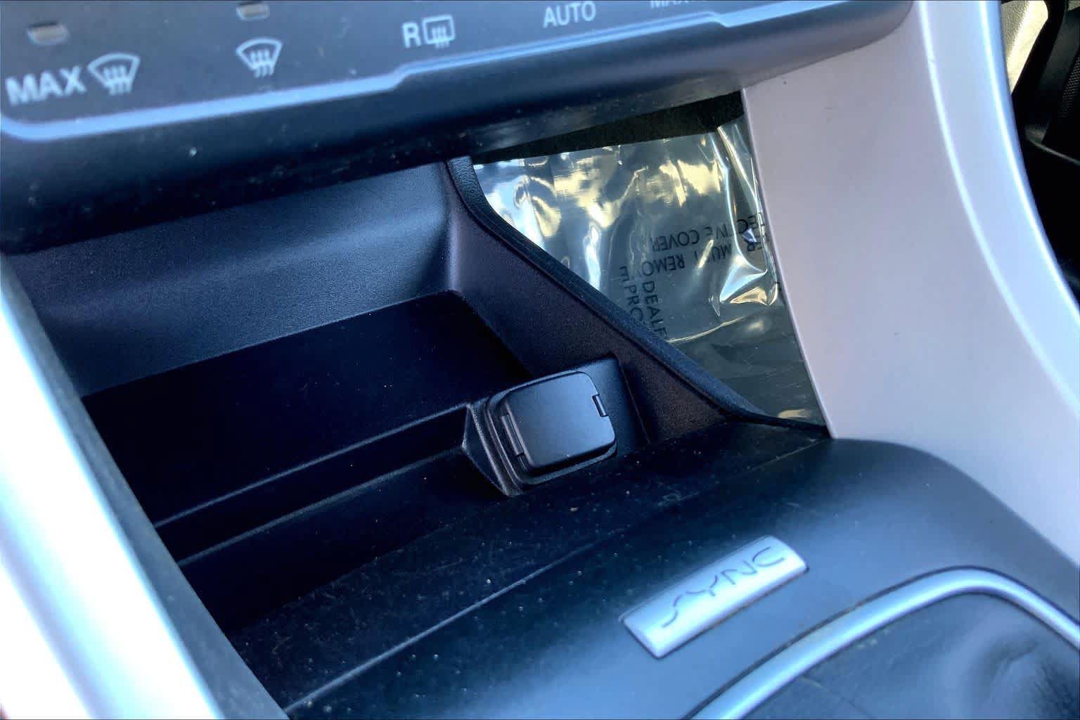 Used 2015 Ford Fusion SE FWD image 33