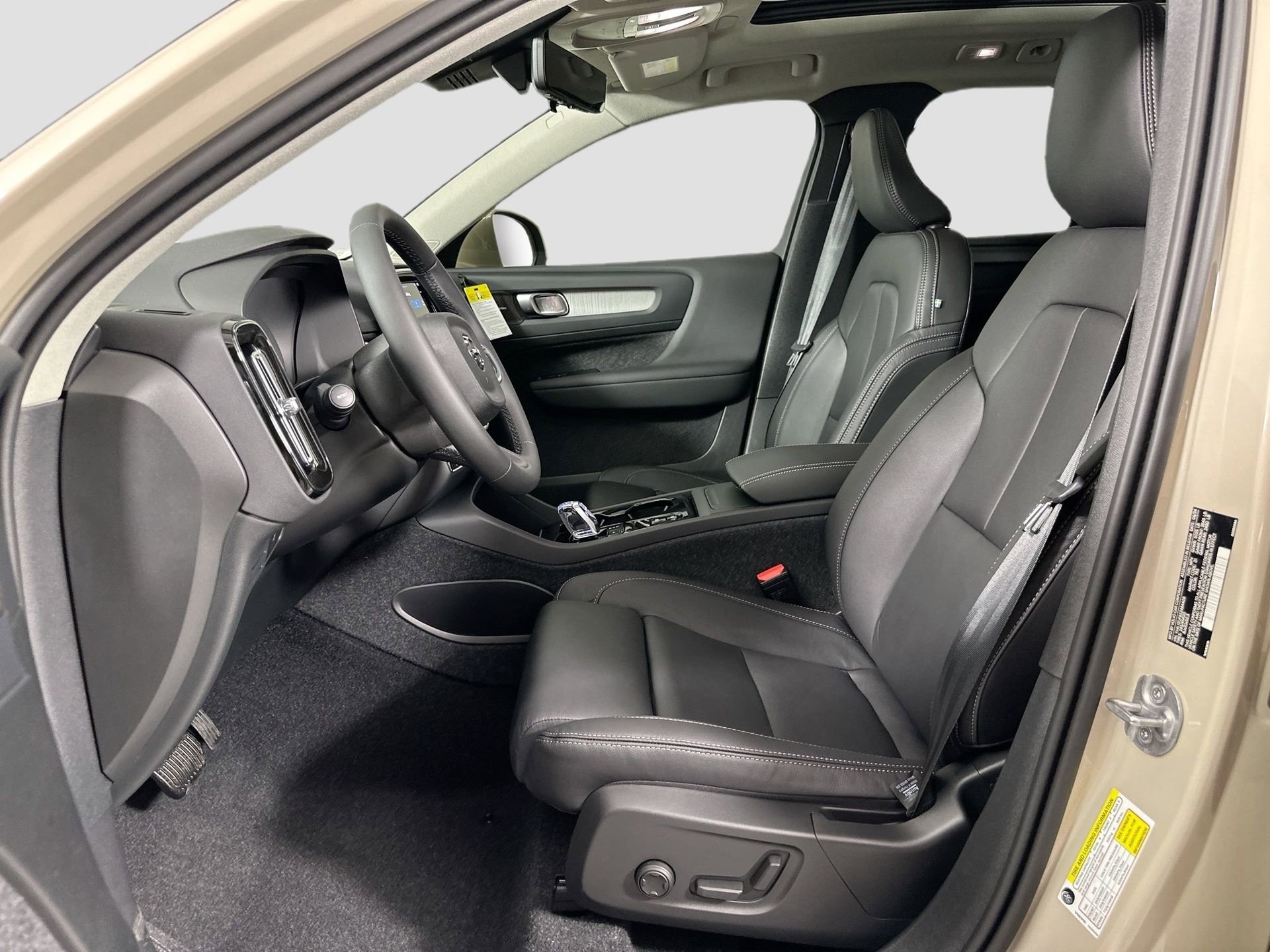 New 2025 Volvo XC40 B5 Ultra w/ Protection Package Premier image 15