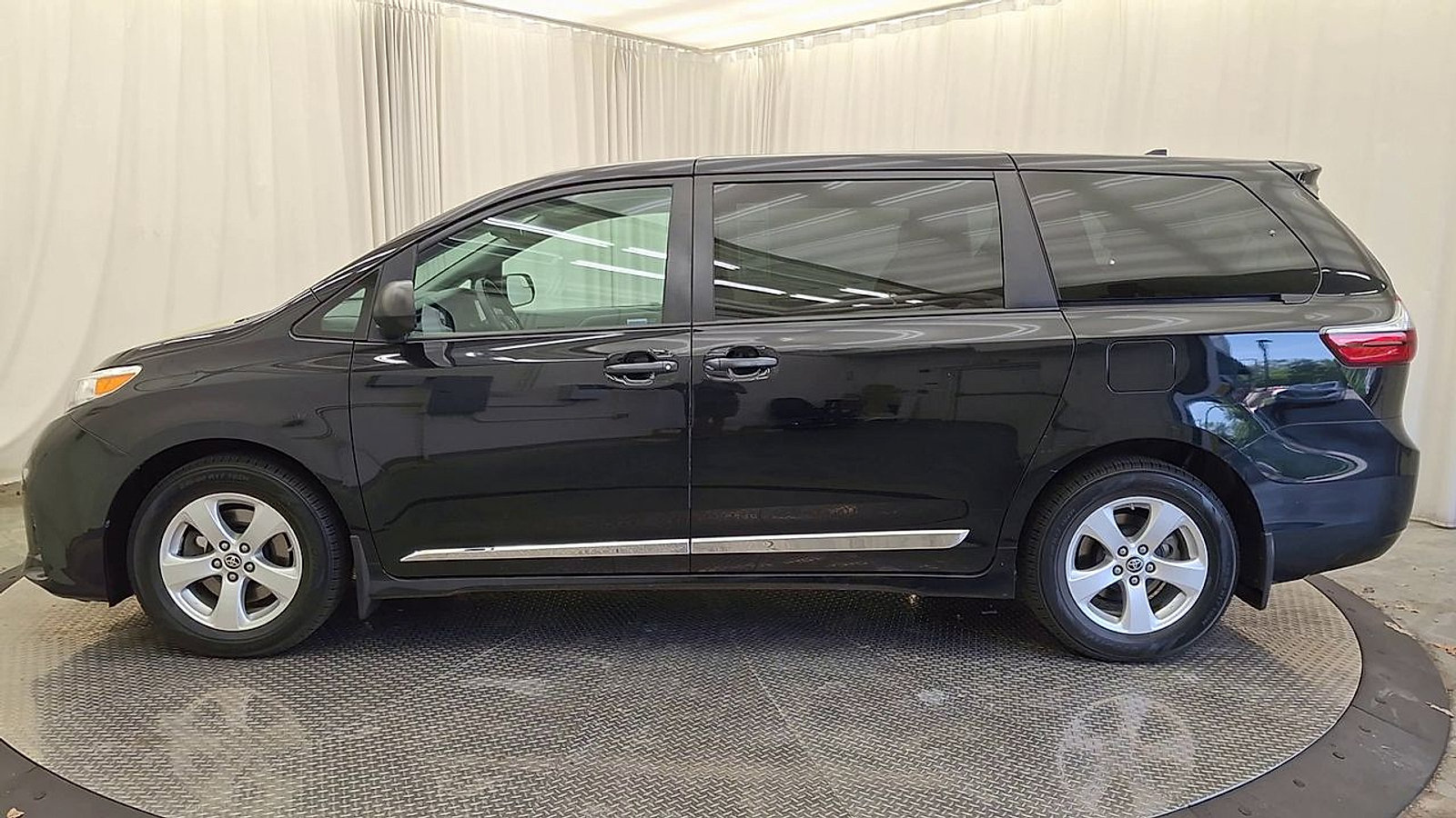 Used 2020 Toyota Sienna L FWD image 8