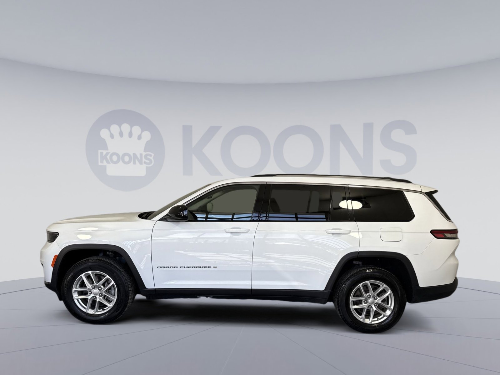 Used 2023 Jeep Grand Cherokee L Laredo image 2