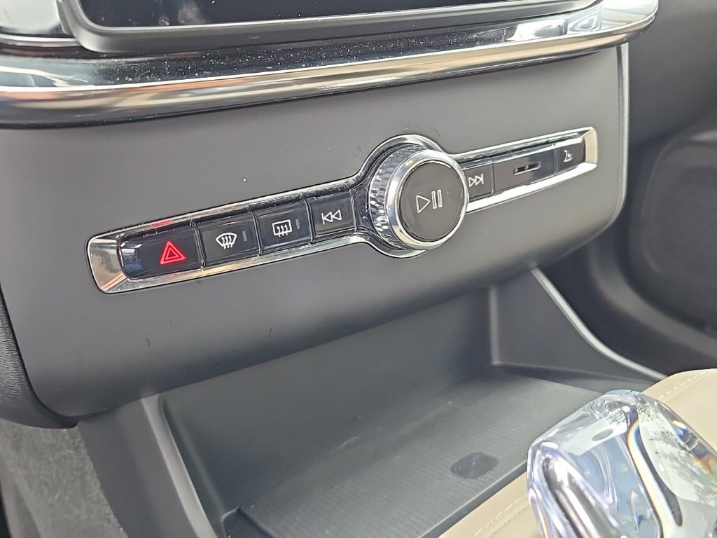 Certified 2026 Volvo XC90 B6 Plus AWD/4WD image 21
