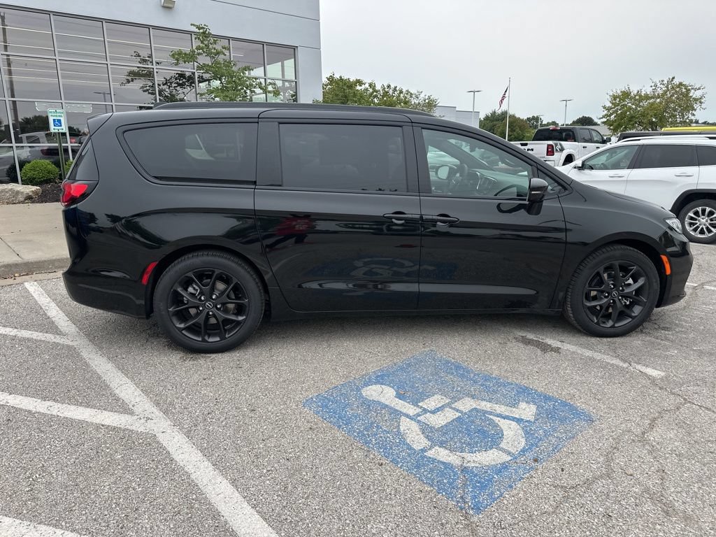 New 2026 Chrysler Pacifica Limited w/ S Appearance Package FWD image 36