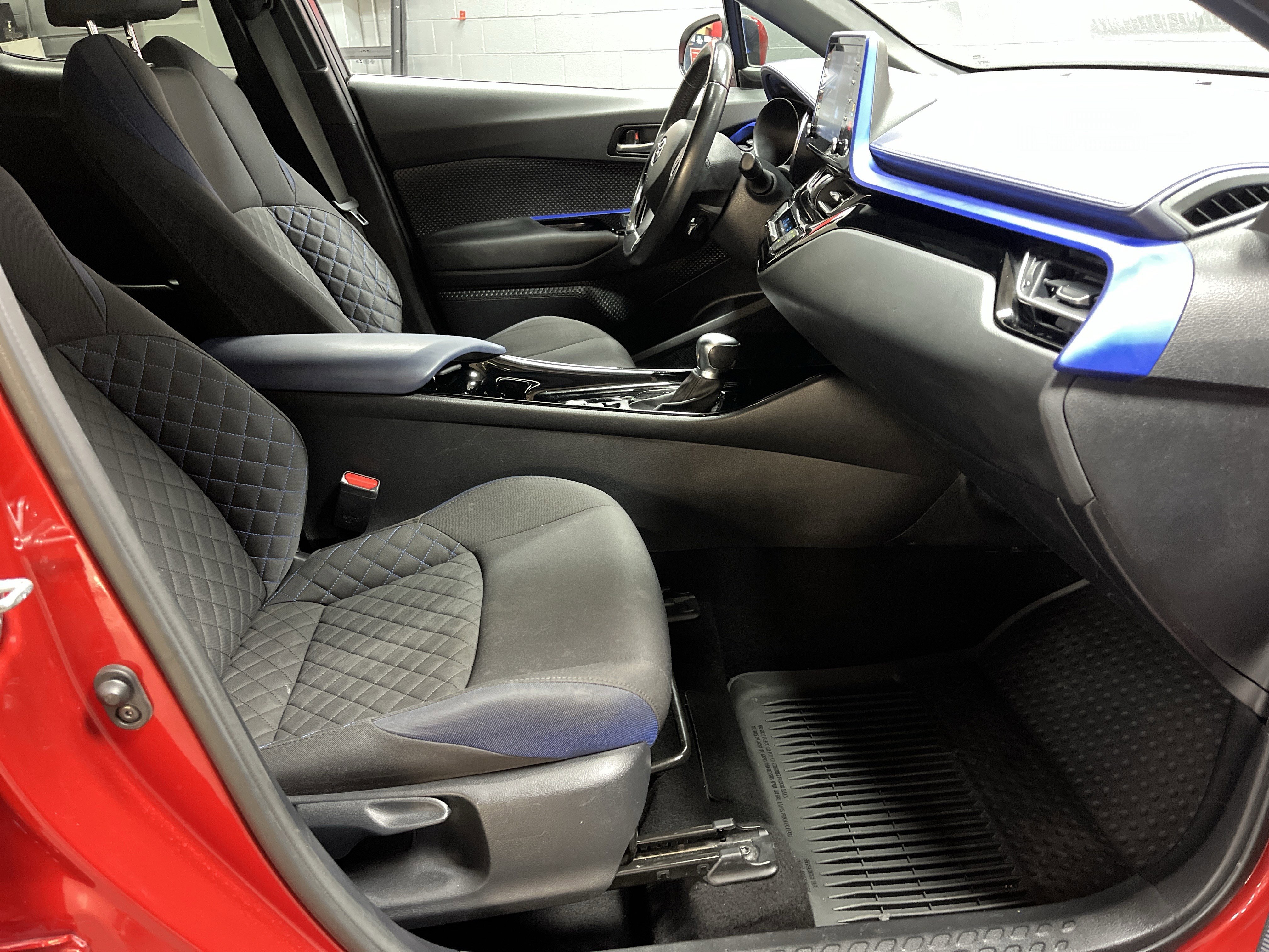 Used 2022 Toyota C-HR XLE image 31