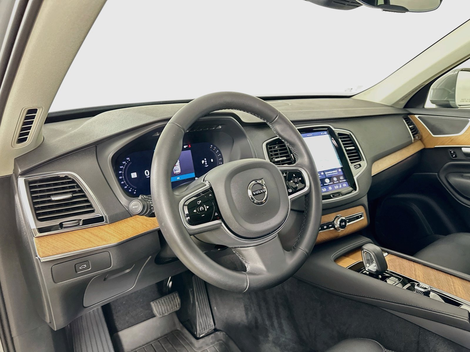 Certified 2025 Volvo XC90 B6 Plus AWD/4WD image 31