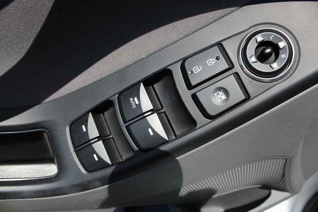 Used 2015 Hyundai Elantra SE w/ Option Group 02 FWD image 11