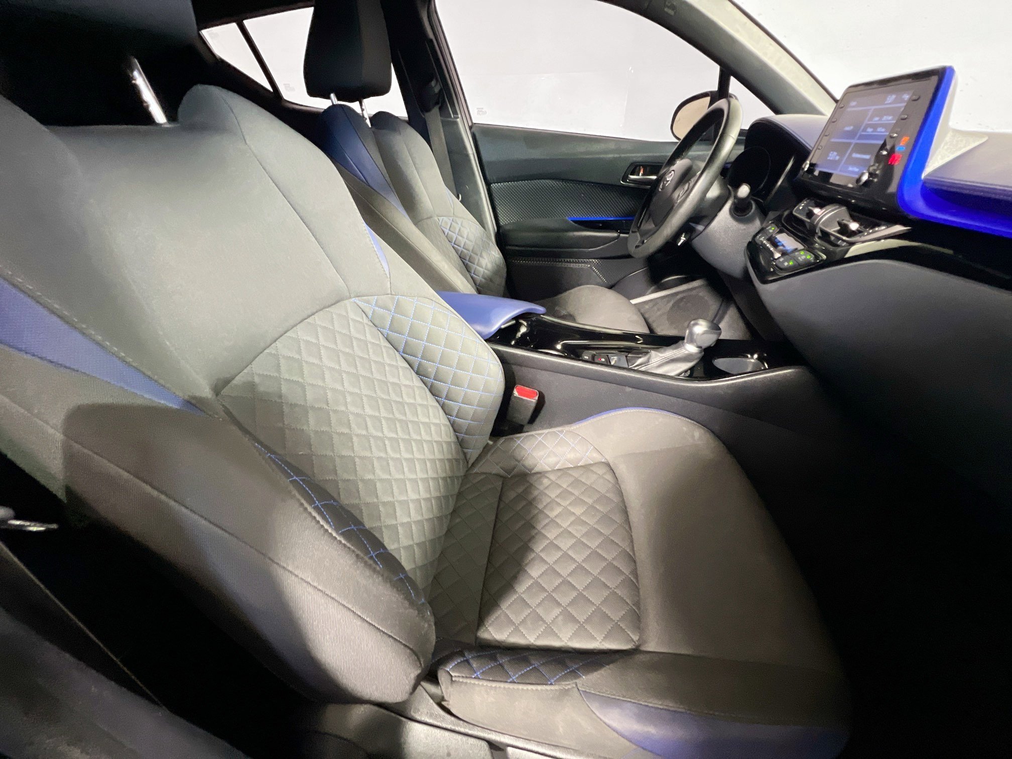 Used 2020 Toyota C-HR XLE image 30