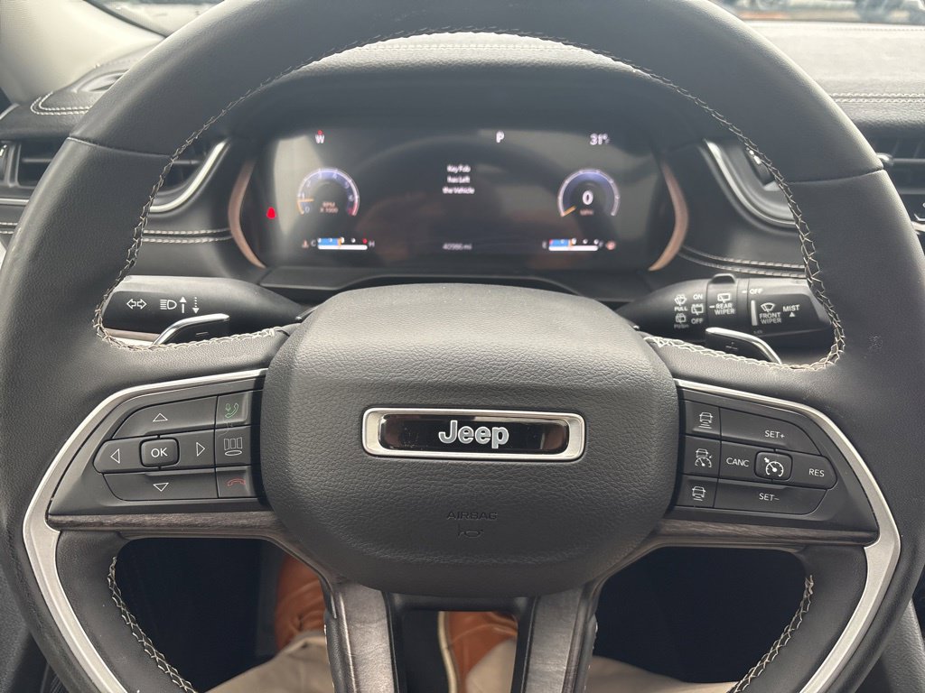 Used 2023 Jeep Grand Cherokee L Limited AWD/4WD image 25