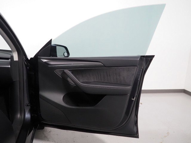 Used 2025 Tesla Model Y AWD image 55