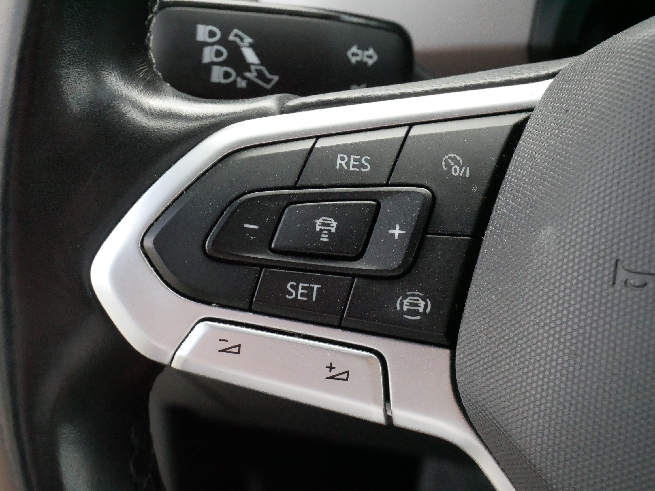 Used 2020 Volkswagen Atlas Cross Sport SEL AWD/4WD image 27