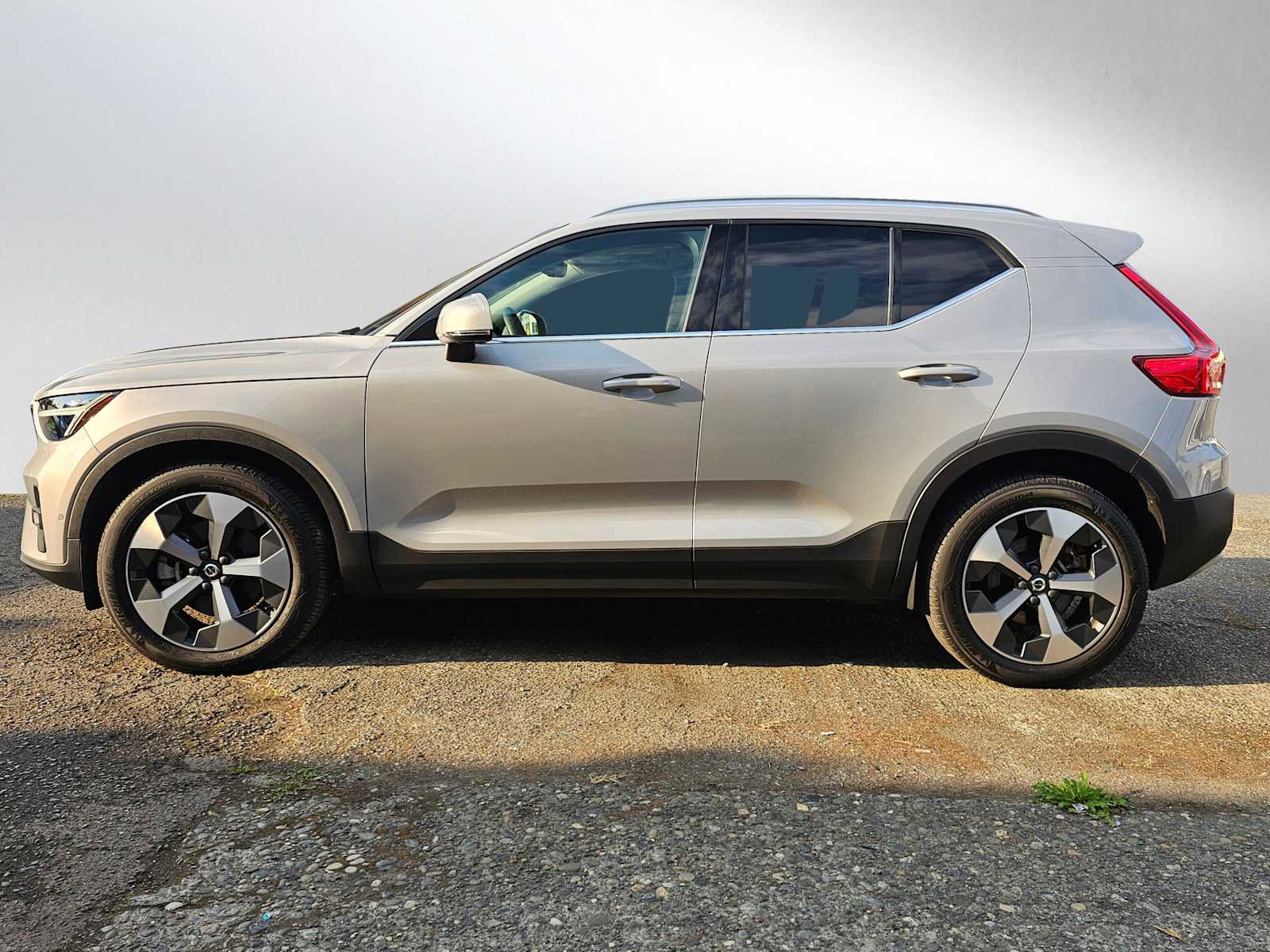 Used 2023 Volvo XC40 B5 Plus w/ Driver Assist Package image 4