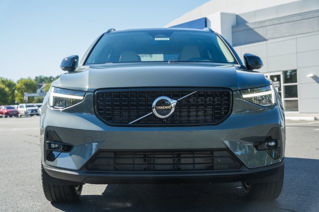 New 2026 Volvo XC40 B5 Plus w/ Climate Package AWD/4WD image 2