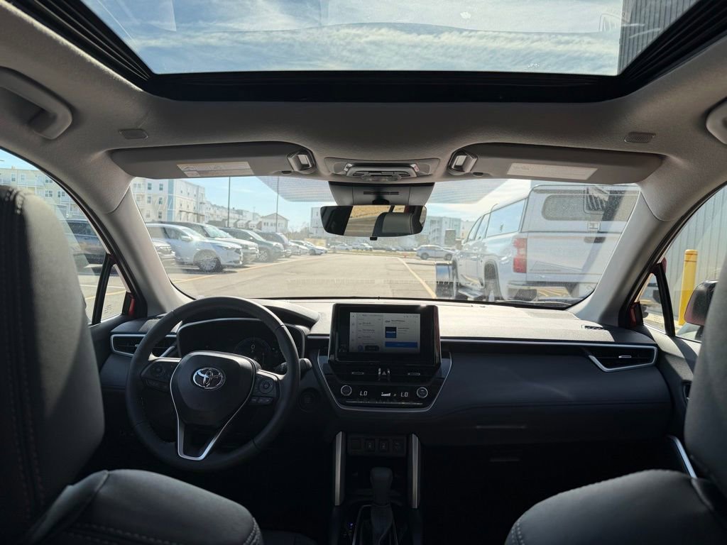 Used 2025 Toyota Corolla Cross XLE image 17