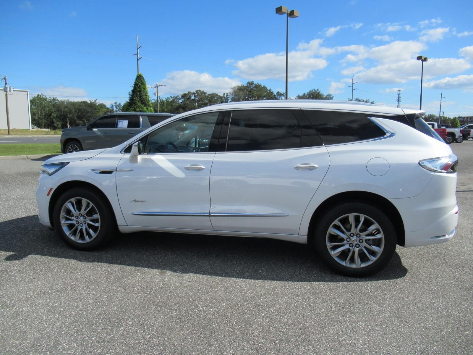 Used 2023 Buick Enclave Avenir w/ Avenir Technology Package FWD image 4