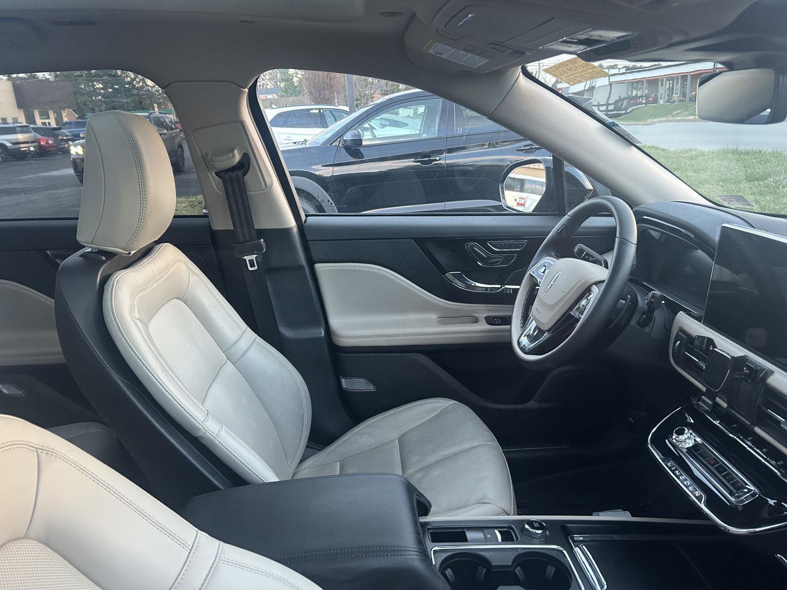 Used 2025 Lincoln Corsair AWD w/ Equipment Group 101A image 8