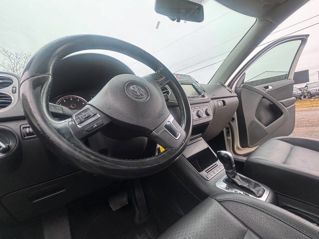 Used 2011 Volkswagen Tiguan S image 7