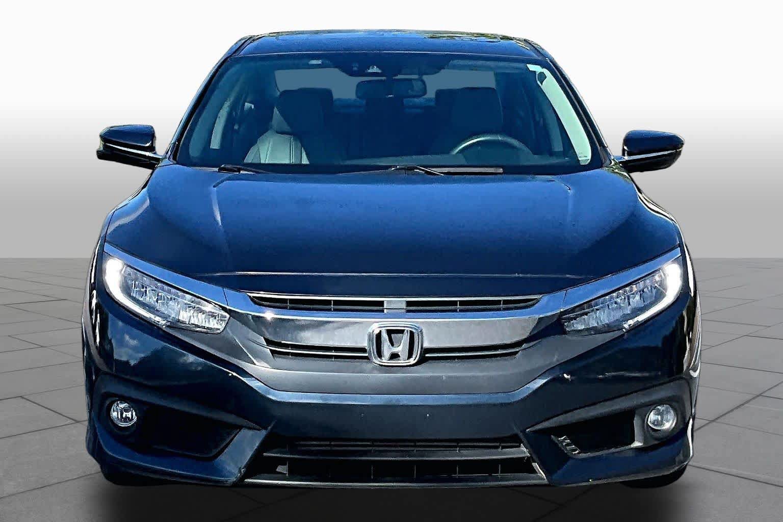 Used 2017 Honda Civic Touring image 4