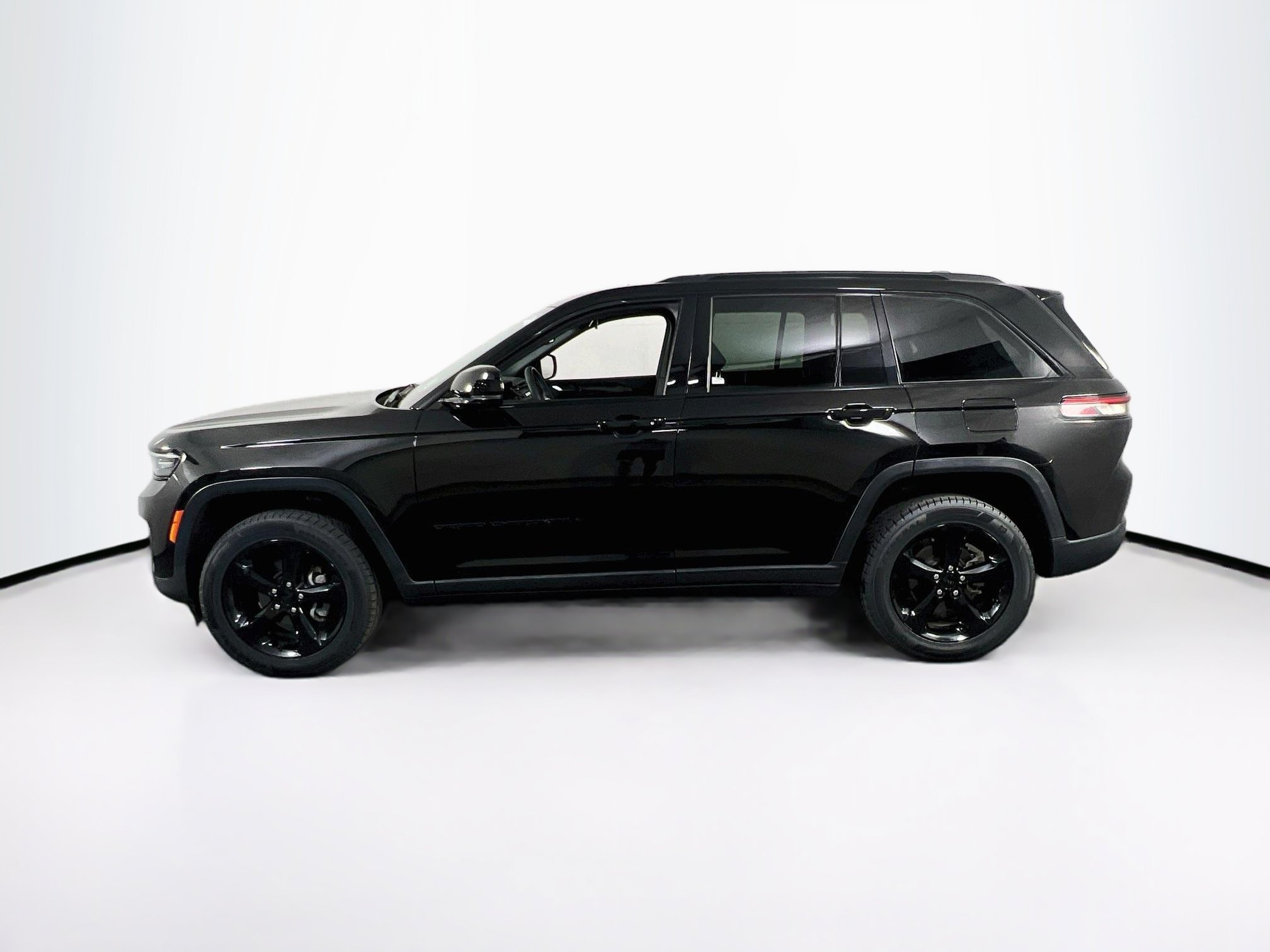 Used 2023 Jeep Grand Cherokee Altitude AWD/4WD image 8