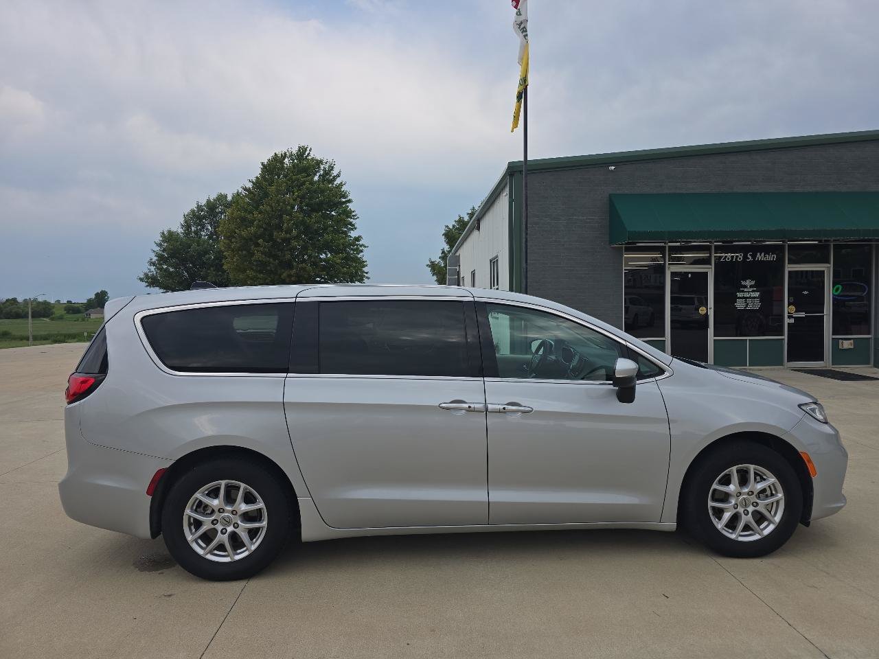 Used 2023 Chrysler Pacifica Touring-L FWD image 9