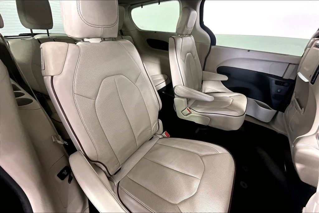 Used 2017 Chrysler Pacifica Limited w/ UConnect Theater Package FWD image 27