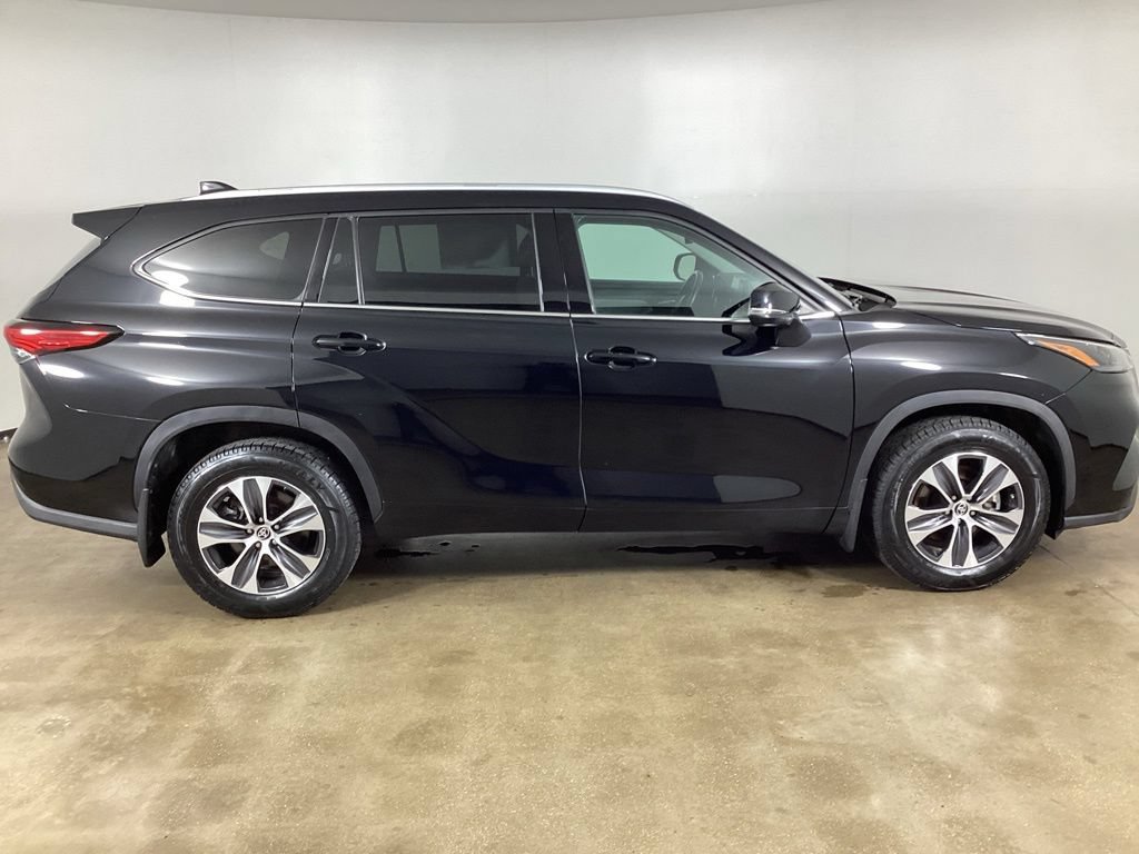 Used 2022 Toyota Highlander XLE AWD/4WD image 7