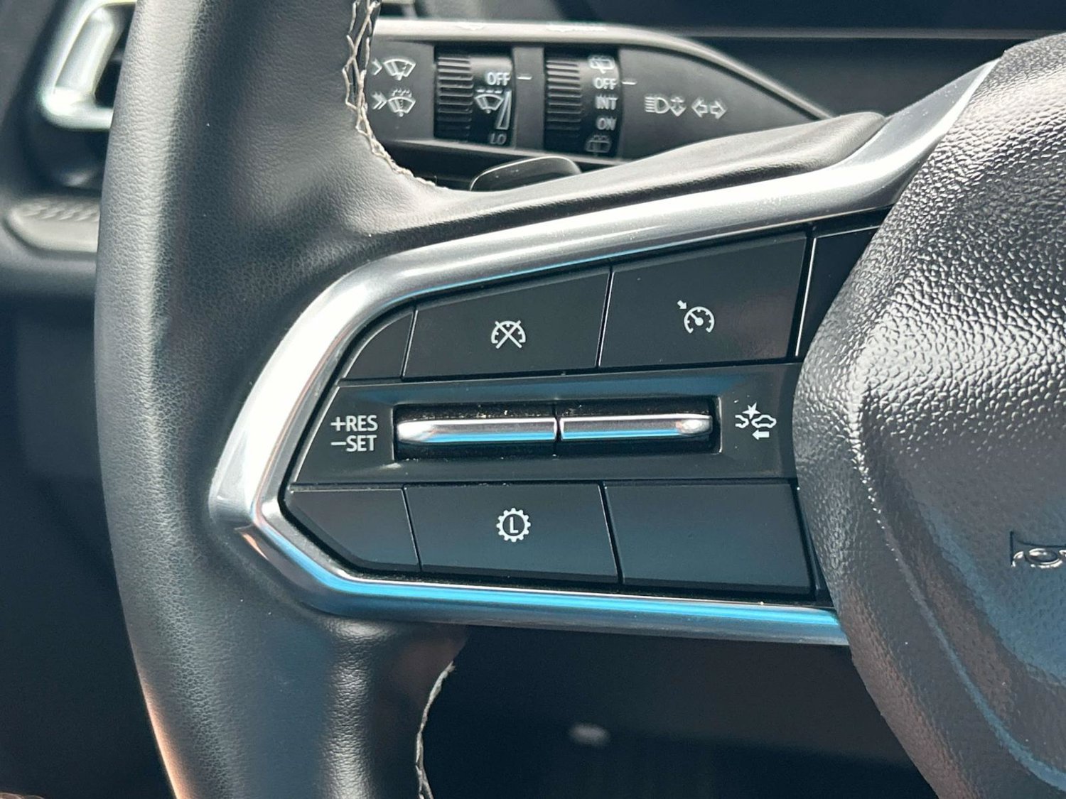 Used 2025 Chevrolet Traverse LT FWD image 33