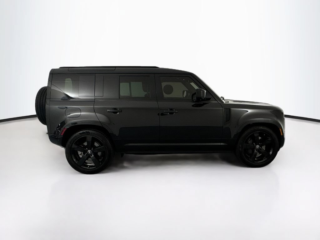 Used 2025 Land Rover Defender 110 X-Dynamic SE AWD/4WD image 4