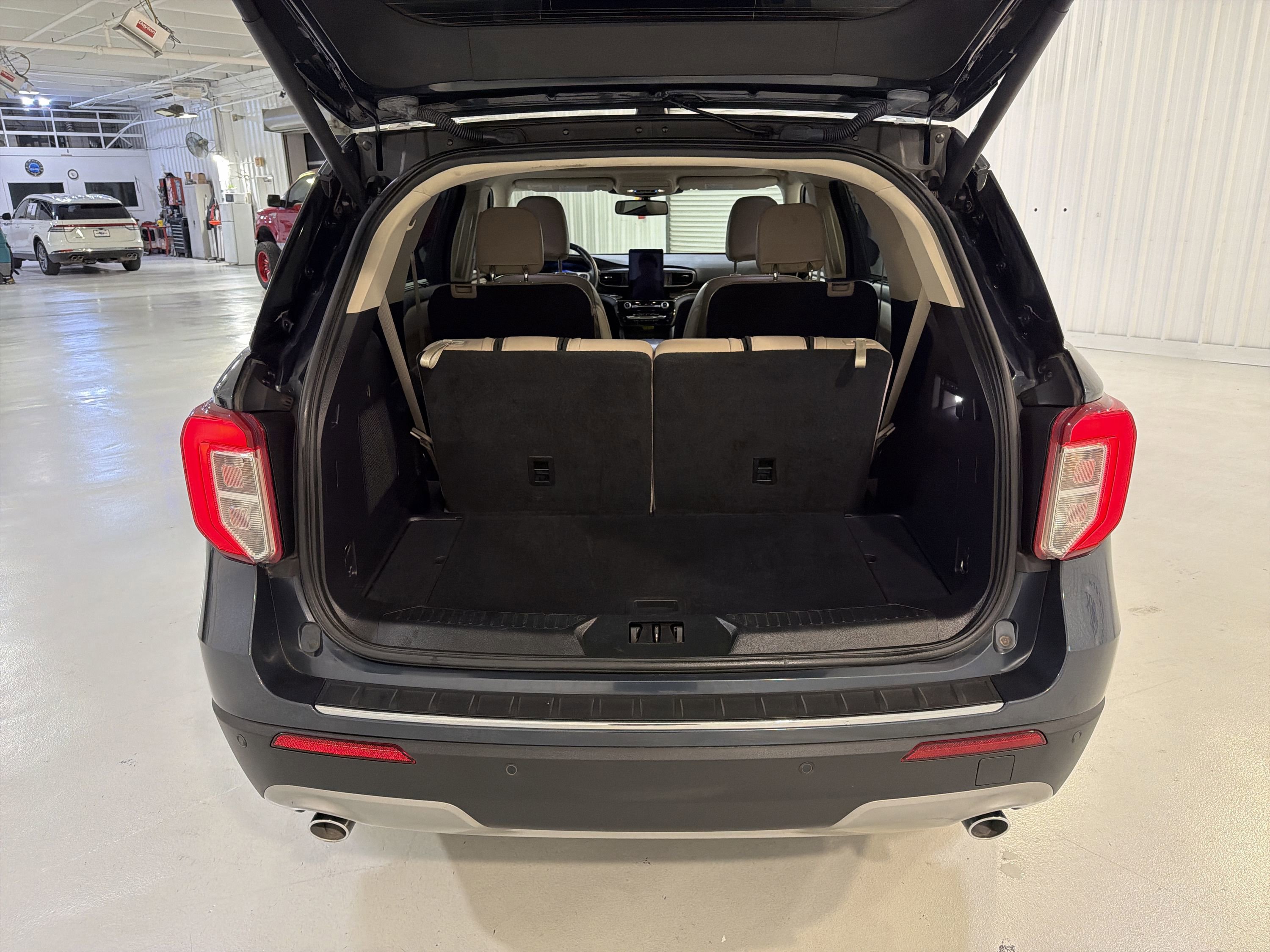 Used 2022 Ford Explorer Limited w/ Limited Technology Package RWD image 28
