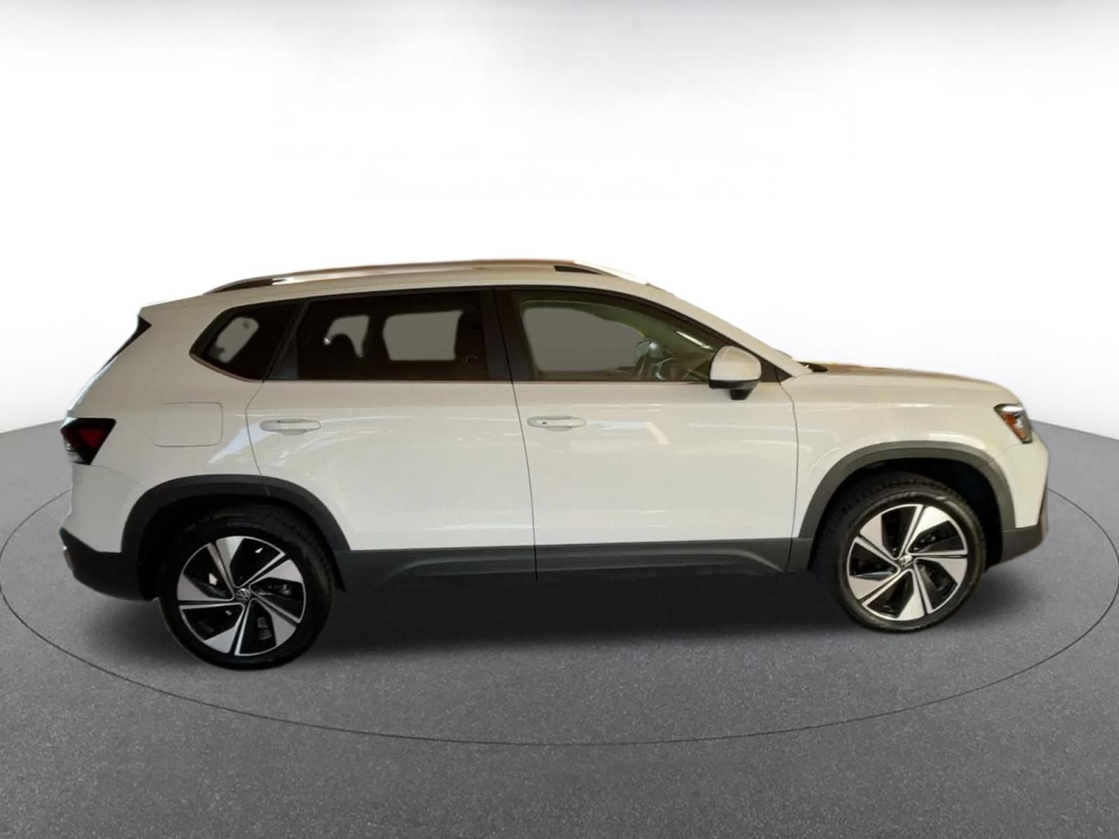 Used 2025 Volkswagen Taos SE image 16