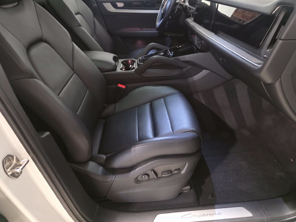 Used 2024 Porsche Cayenne w/ Premium Package AWD/4WD image 19