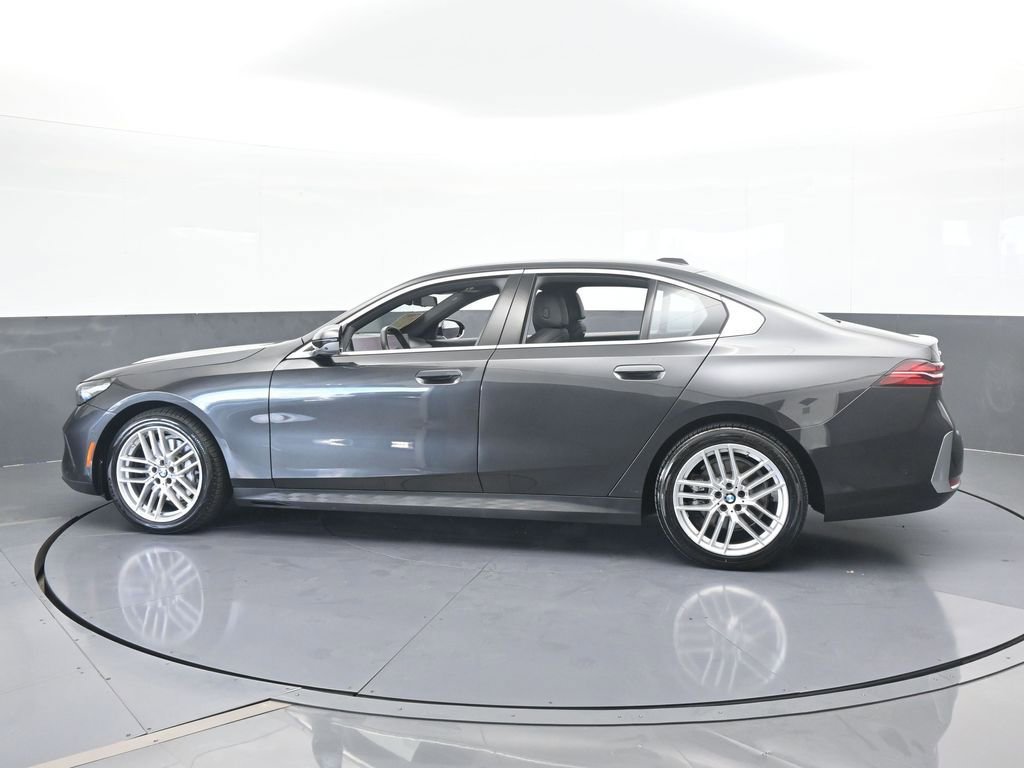 Used 2024 BMW 530i xDrive image 3