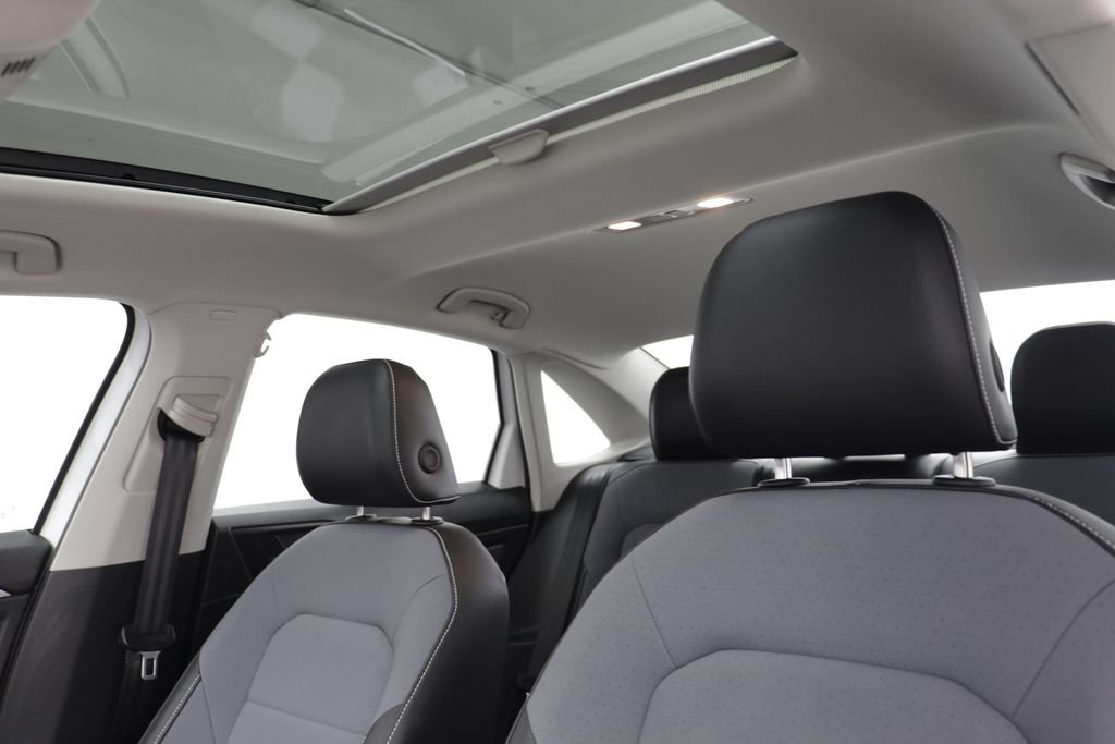 Used 2025 Volkswagen Jetta SE w/ Sunroof Package FWD image 12