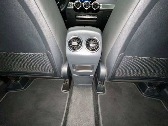 Used 2023 Mercedes-Benz GLB 250 image 28