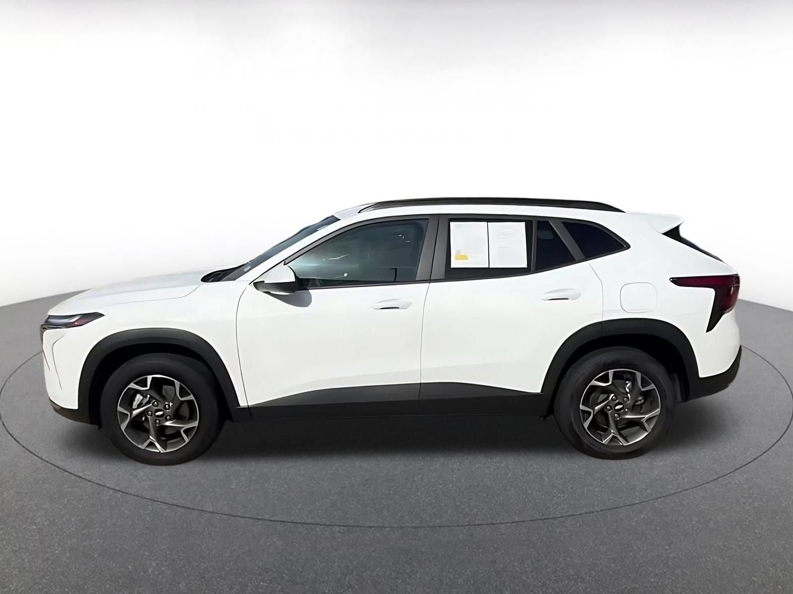 Used 2025 Chevrolet Trax LT FWD image 9