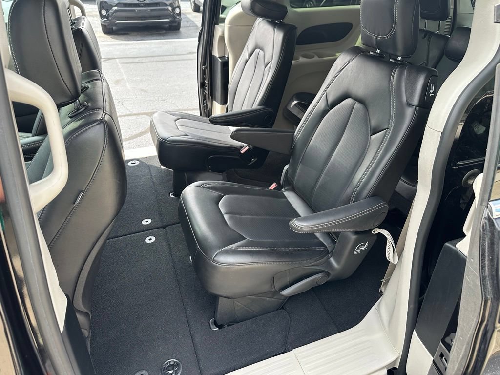 Used 2024 Chrysler Pacifica Touring-L FWD image 12