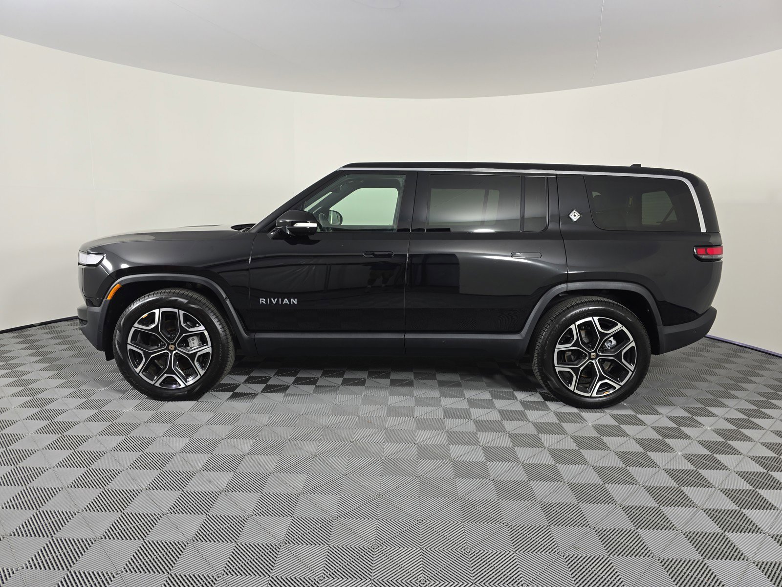 Used 2024 Rivian R1S Adventure AWD/4WD image 2