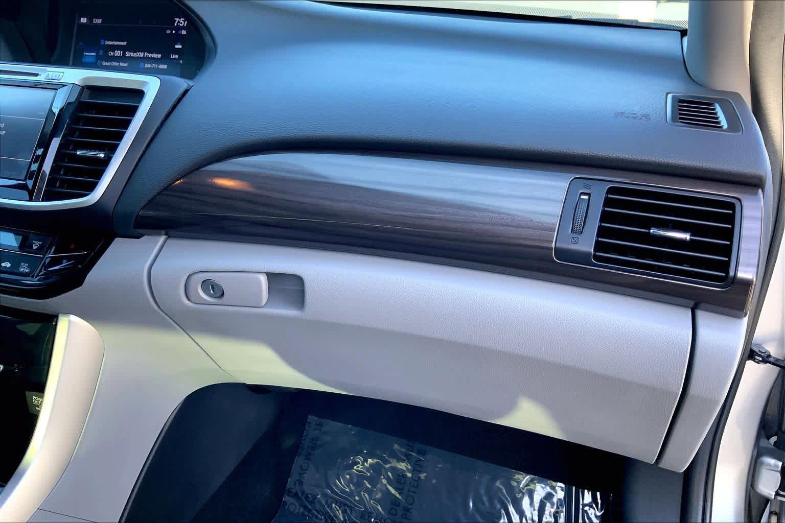 Used 2017 Honda Accord EX image 18