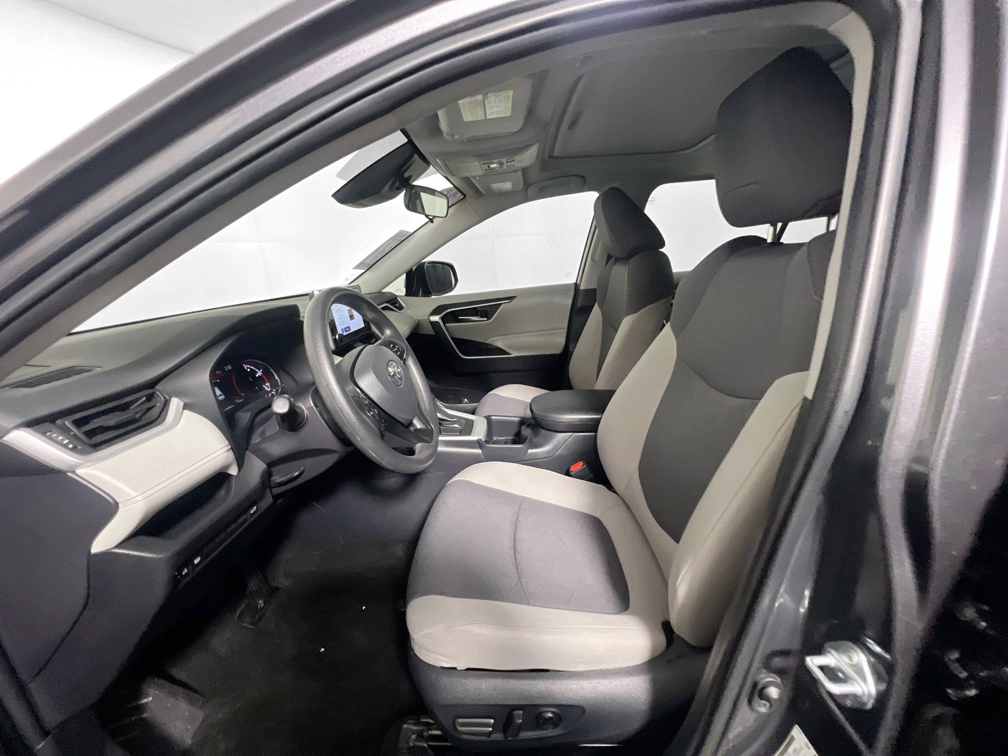Used 2025 Toyota RAV4 XLE FWD image 14