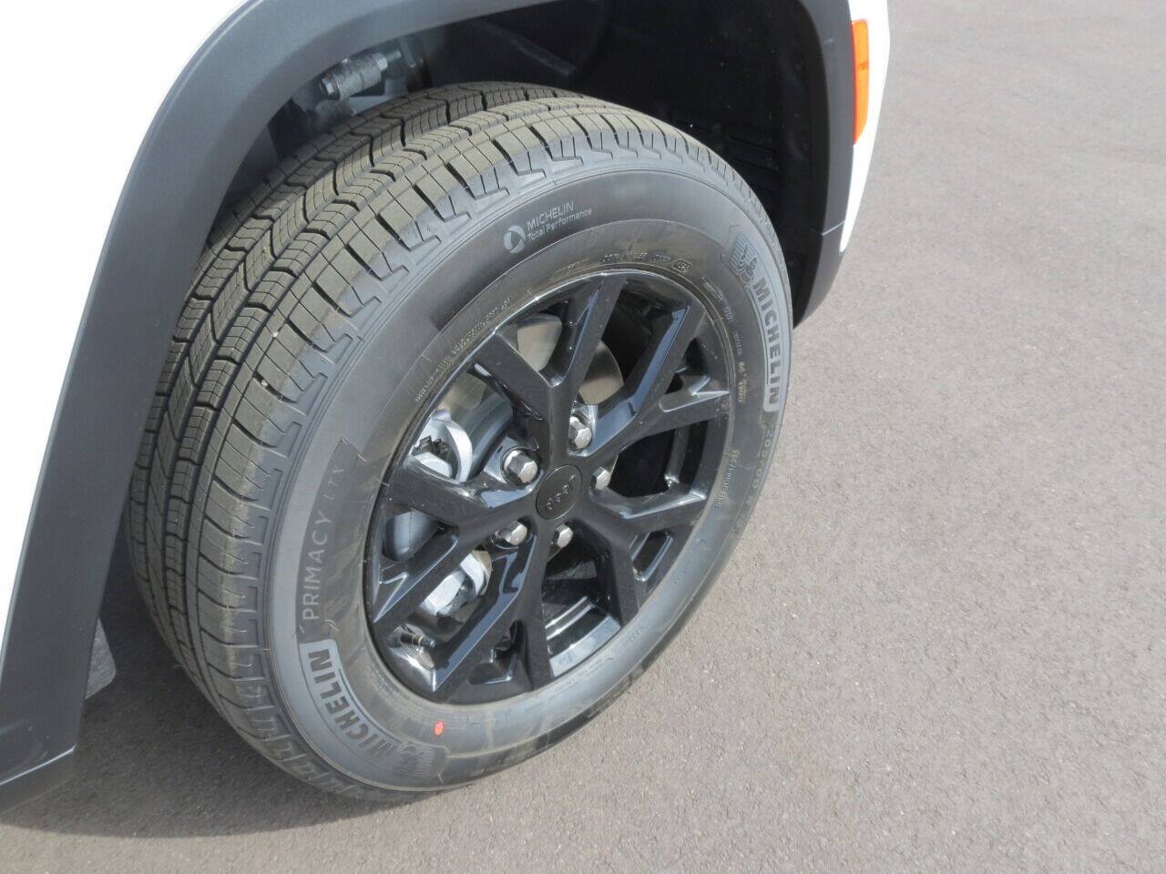 Used 2025 Jeep Grand Cherokee Altitude AWD/4WD image 8