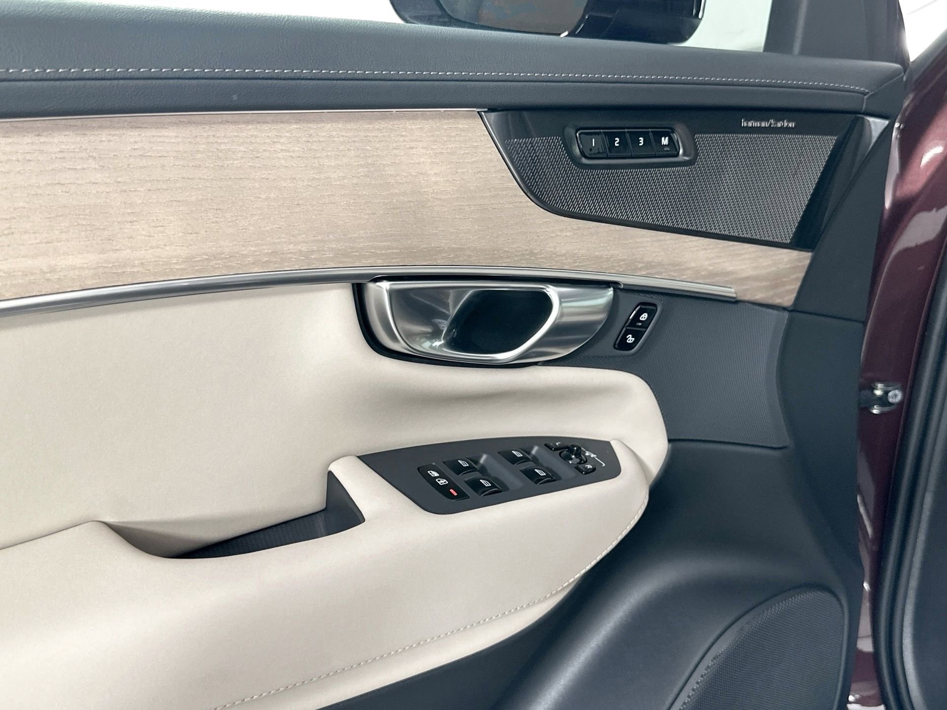 New 2026 Volvo XC90 B5 Plus w/ Protection Package Premier AWD/4WD image 17