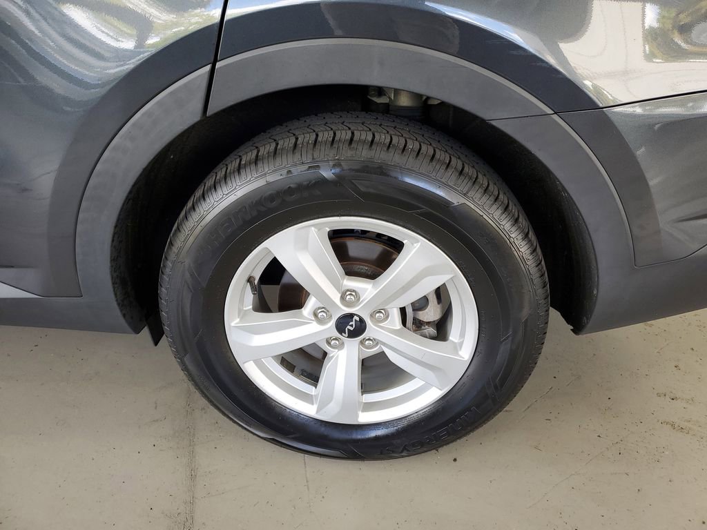 Certified 2023 Kia Sorento LX FWD image 9