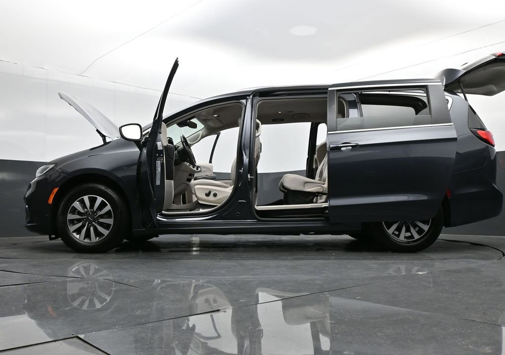 Used 2021 Chrysler Pacifica Touring-L image 31