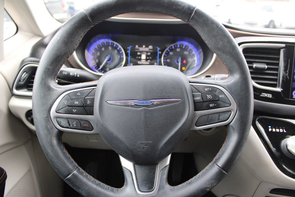 Used 2017 Chrysler Pacifica Touring-L image 32