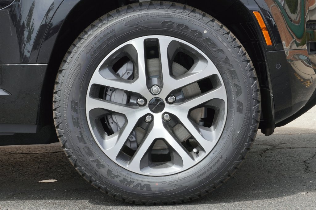 Used 2026 Land Rover Defender 110 X-Dynamic SE AWD/4WD image 8