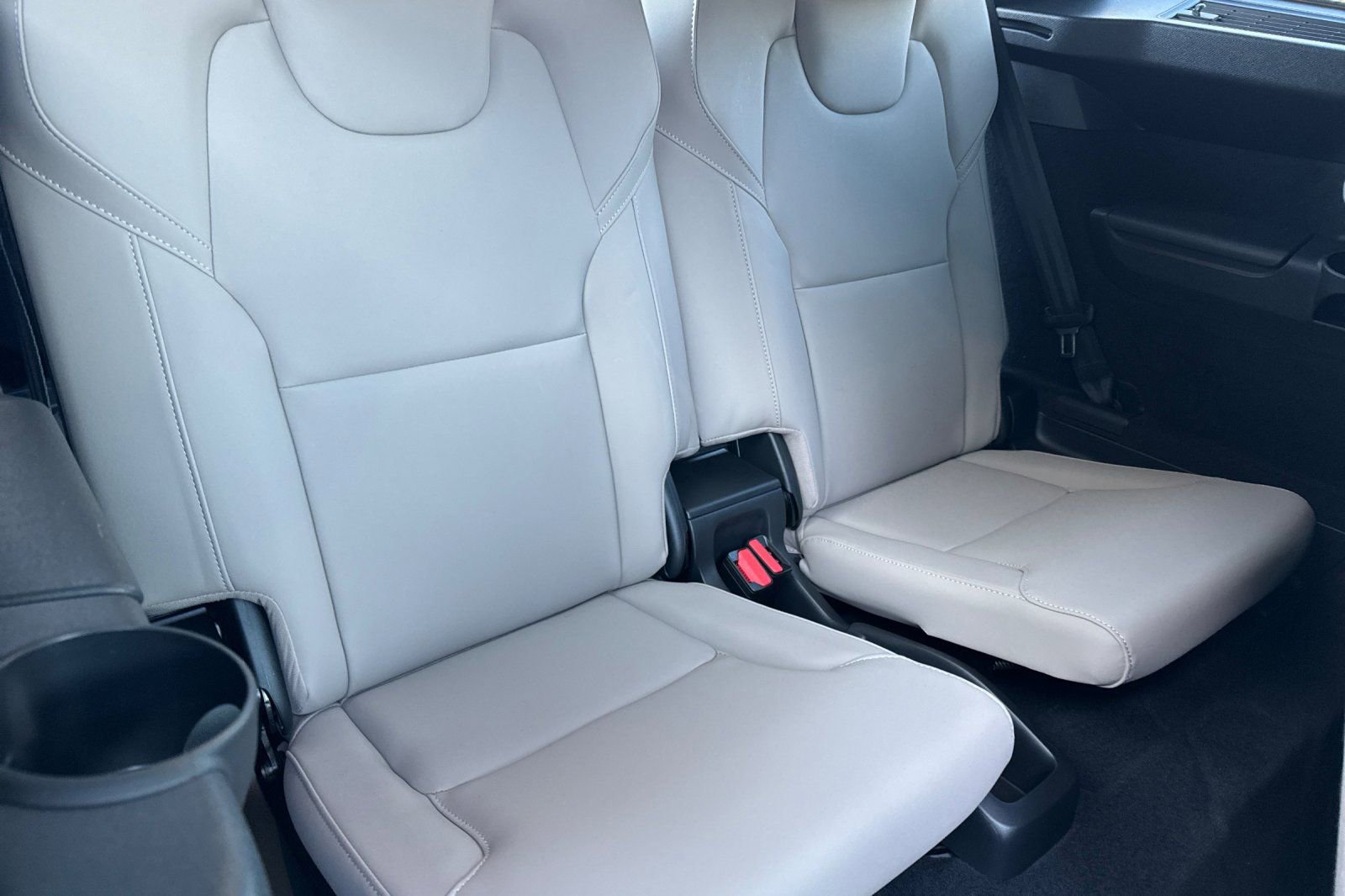 Certified 2026 Volvo XC90 T8 Plus w/ Protection Package Premier image 16