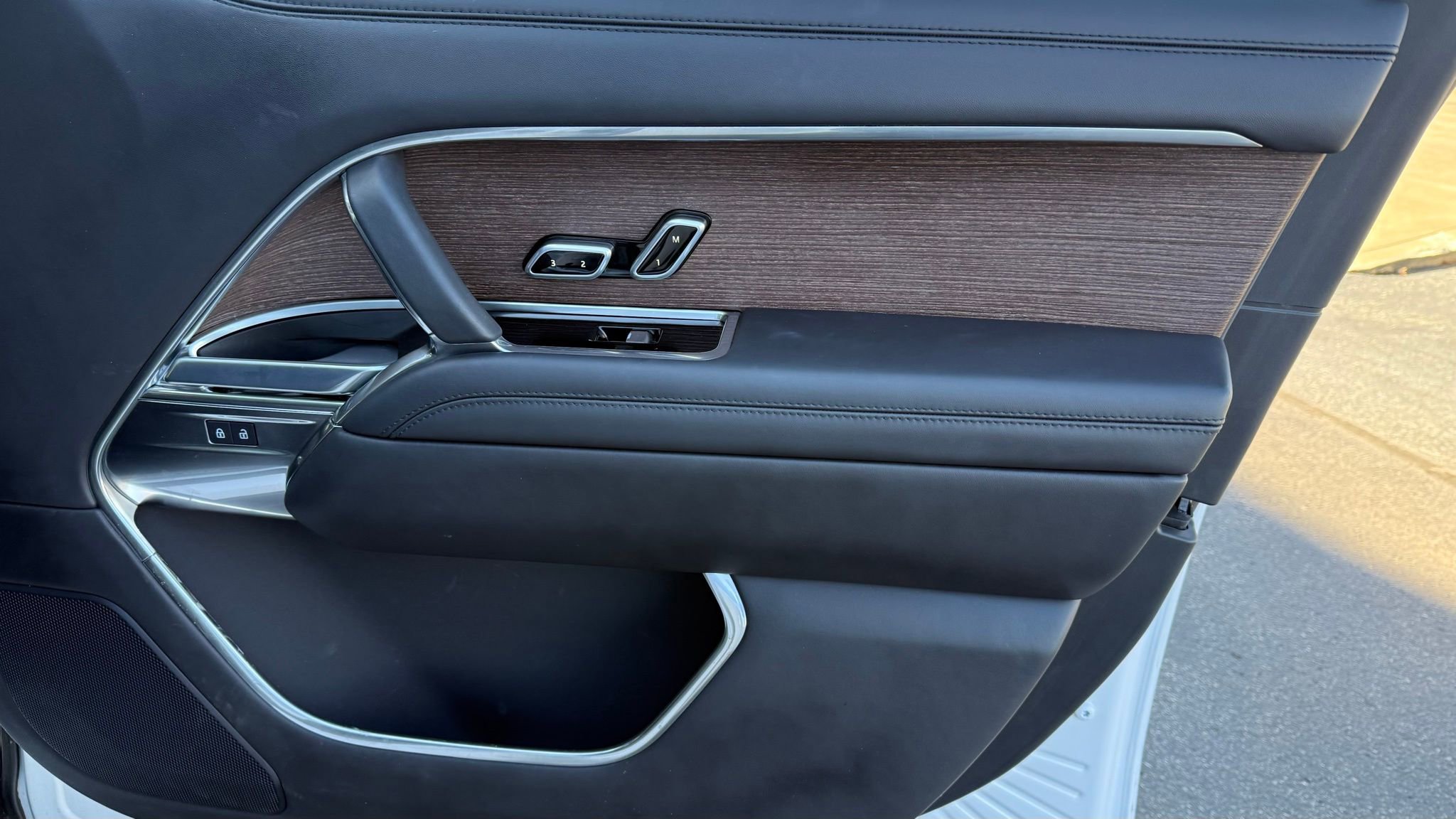 Used 2025 Land Rover Range Rover SE image 23