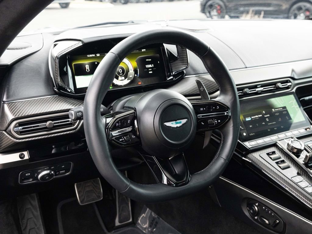 Used 2025 Aston Martin V8 Vantage Coupe image 24