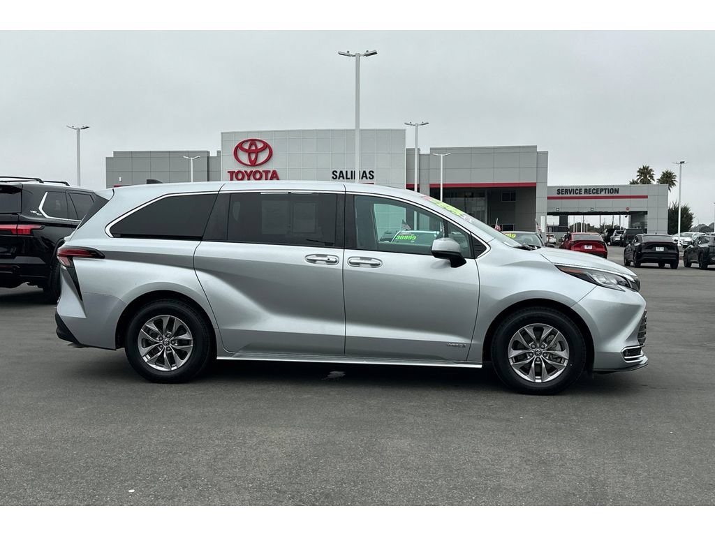 Used 2021 Toyota Sienna XLE FWD image 3