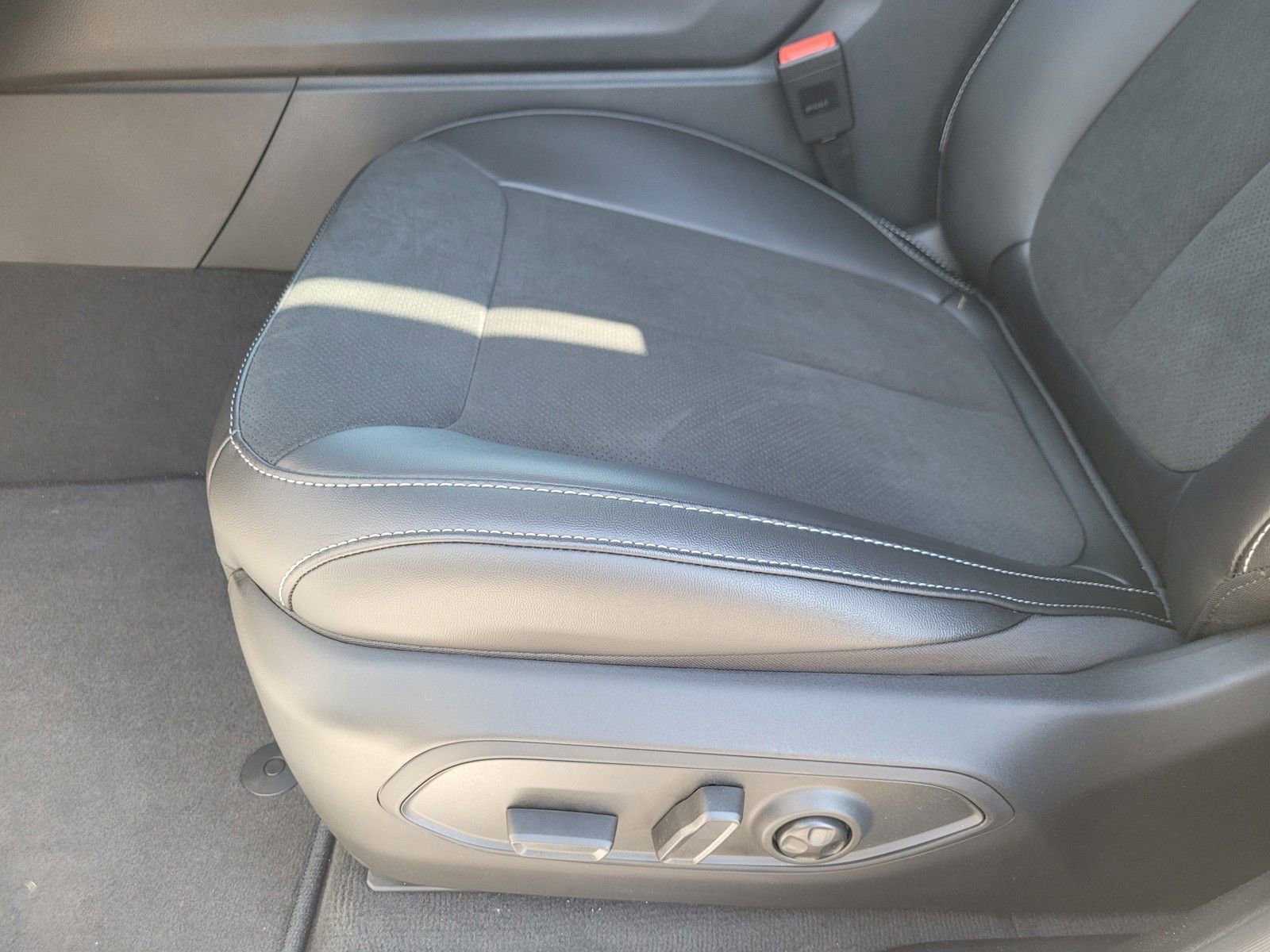 New 2025 Jeep Grand Cherokee Altitude image 13