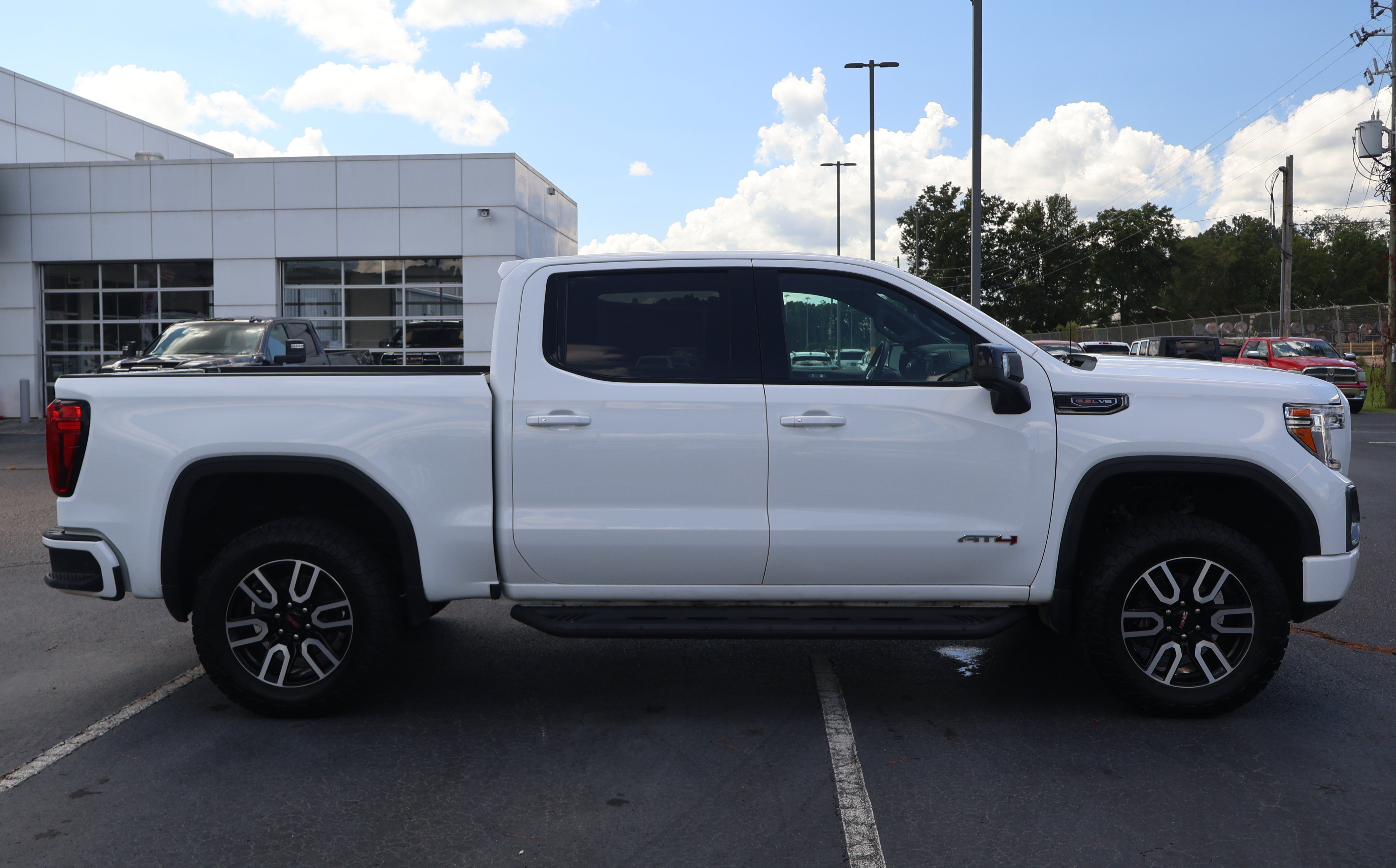 Used 2021 GMC Sierra 1500 AT4 w/ AT4 Value Package AWD/4WD image 3