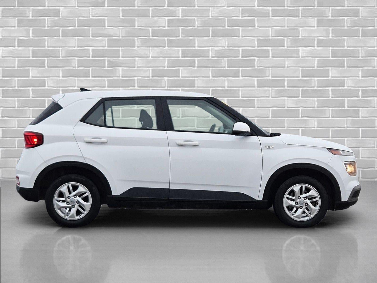 Used 2021 Hyundai Venue SE FWD image 4
